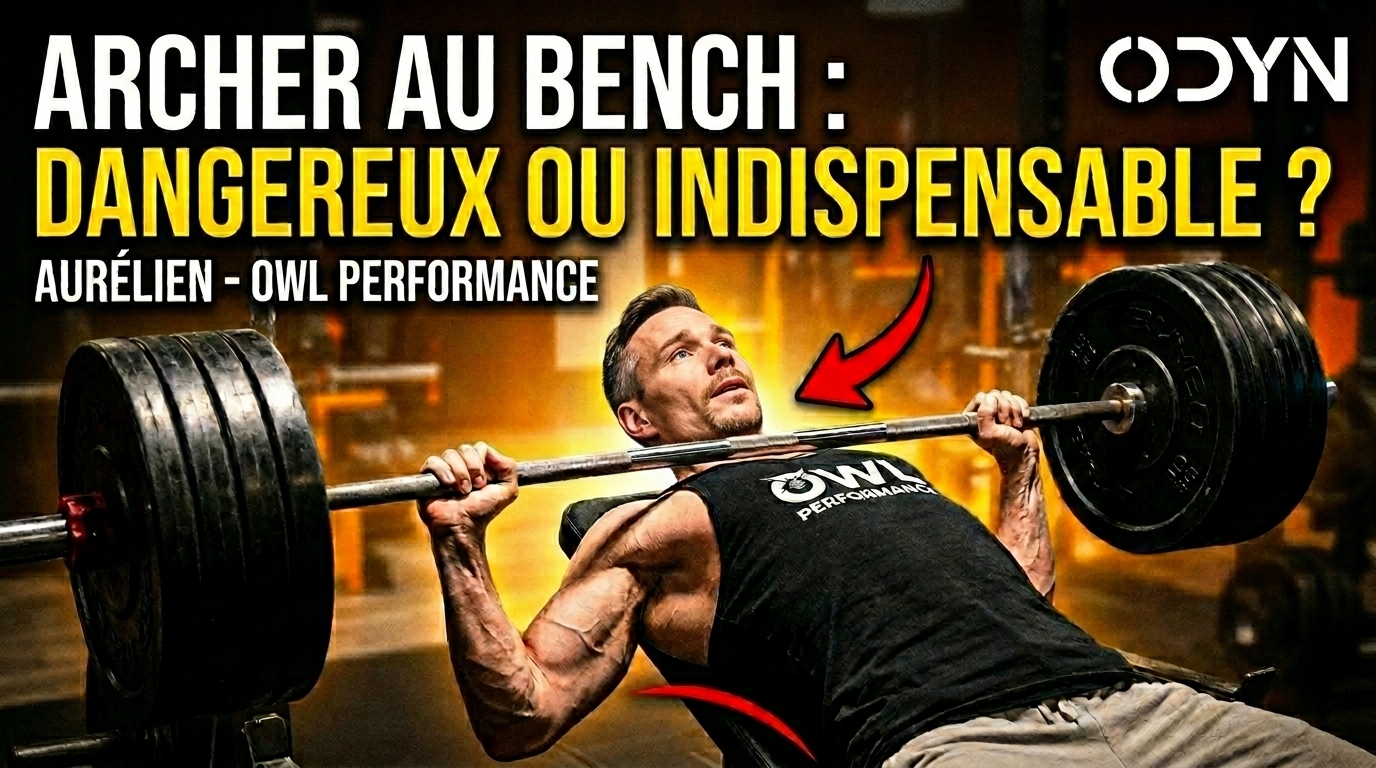 Coach sportif démontrant la technique de l'arche au développé couché sur un banc de musculation